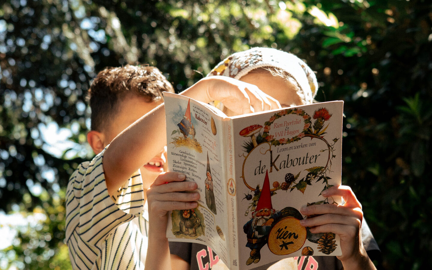 Twee kinderen die samen een boek lezen